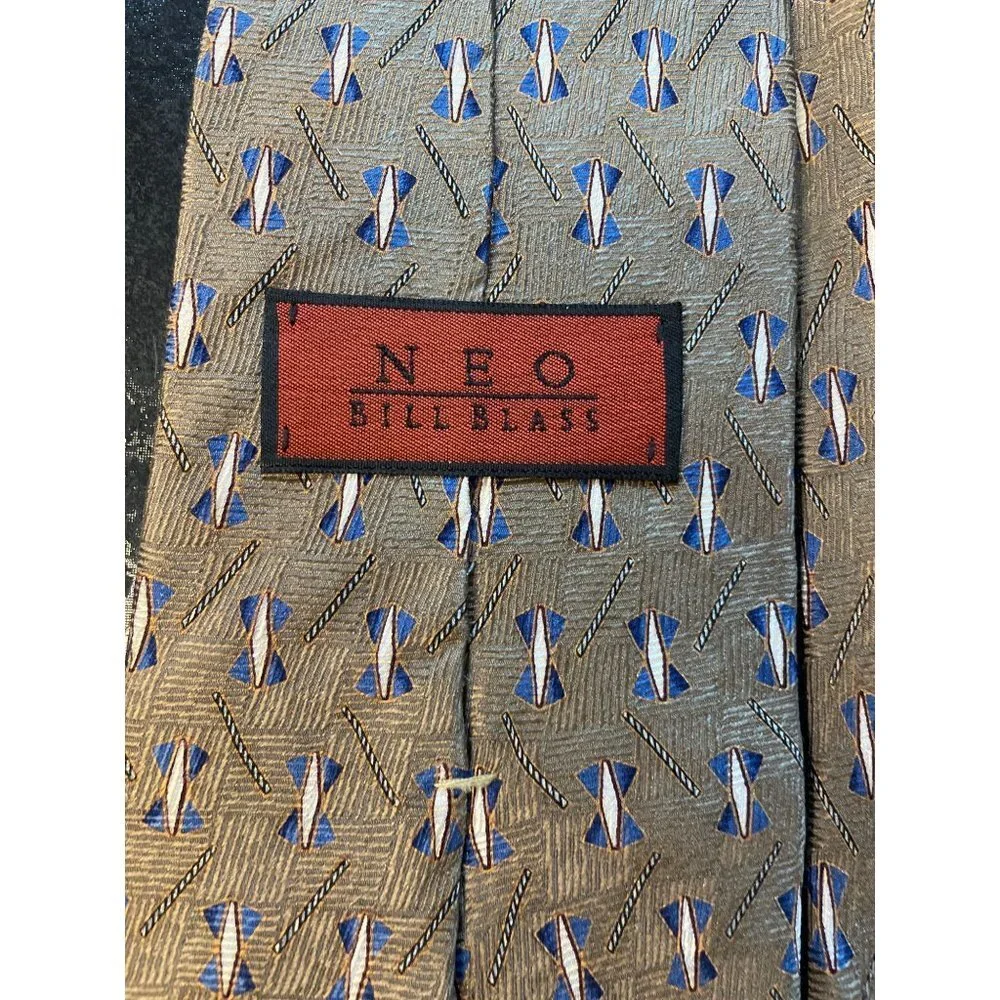 NEO Bill Blass Tan Blue Patterned Silk Necktie